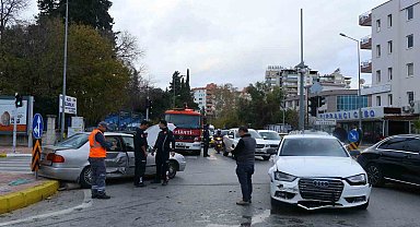 'Dönülmez' tabelasını dikkate almadı, kaza yaptı: 1 yaralı
