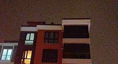 5 katlı binanın çatısında intihara kalkışan şahsı polis ekipleri ikna etti