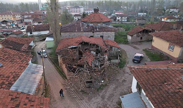 5,6'lık depremin merkez üssü Buğdaylı köyünde yaralar sarılıyor