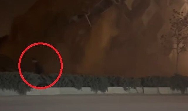 6 katlı binanın yıkımı sırasında panik yaşayan vatandaşın kaçışı kamerada
