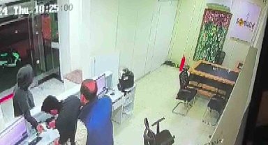 Adana'da döviz bürosunda silahlı soygun ve rehin alma anı kamerada