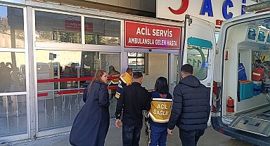 Adana'da kaldırımda yürüyen kadına otomobil çarptı
