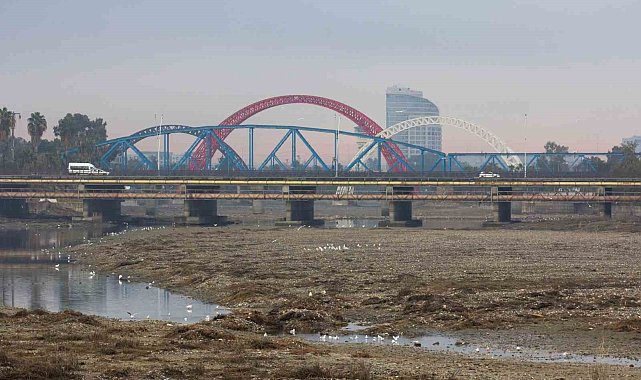 Adana'yı yağışlı hava etkisi altına aldı