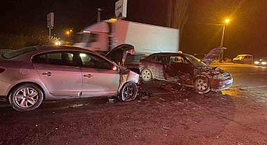 Adıyaman'da 2 otomobil çarpıştı: 5 yaralı