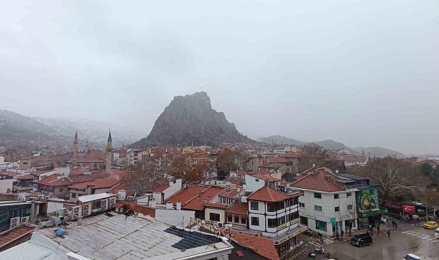 Afyonkarahisar'da beklenen kar yağışı öğle saatlerinden başladı