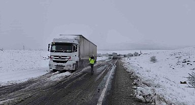 Afyonkarahisar'da karla mücadele
