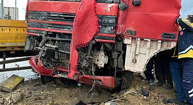 Afyonkarahisar'da tır ile kamyon çarpıştı: 1 ölü, 1 yaralı