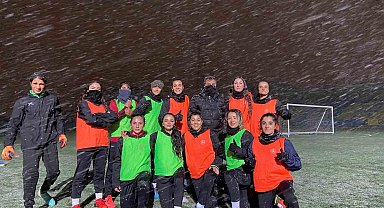 Ağrı Kadın Futbol Takımı, kar yağışı altında antrenmanlarını sürdürüyor