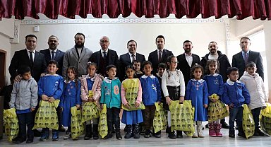 Ağrı Ticaret Borsasından 700 öğrenciye kışlık giyim yardımı