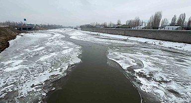 Ağrı'da dondurucu soğuklar nedeniyle Murat Nehri buz tuttu