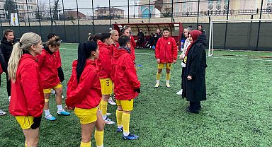 AK Parti İl Kadın Kolları Başkanı'ndan Eskişehirspor kadın futbol takımına ziyaret
