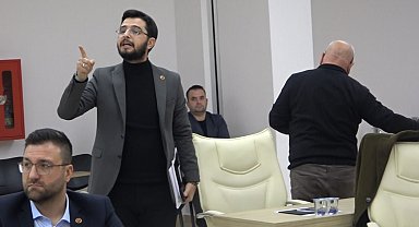 AK Partili Belediye Meclis üyeleri CHP'li başkanın söz vermemesine kızarak meclisi terk etti