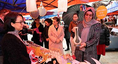 Akdeniz Belediyesinin 'Kadın Emeği Yılbaşı Pazarı'na ziyaretçi akını