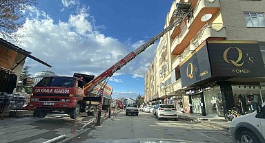 Aksaray'da asansörle binadan yük taşıyan nakliyeciler yürekleri ağza getirdi