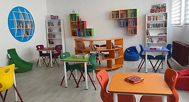 Akşehir'de hayırsever aileden okula kütüphane