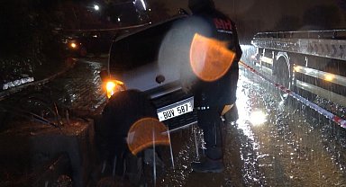 Alanya'da yol çöktü, 3 araç çukurda mahsur kaldı
