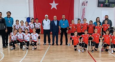 Alaplı Merkez Ortaokulu Voleybol Takımı Zonguldak Şampiyonası'nda
