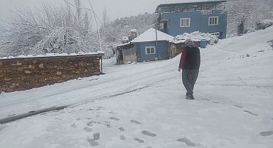 Alaşehir'e mevsimin ilk kar yağışı başladı