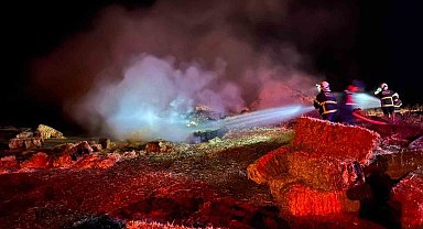 Alevlere teslim olan 500 saman balyası kül oldu