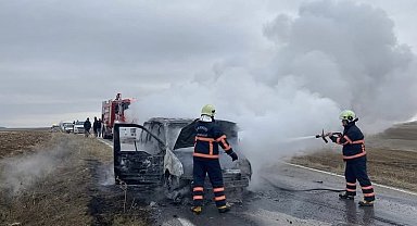 Alevlere teslim olan hafif ticari araç küle döndü