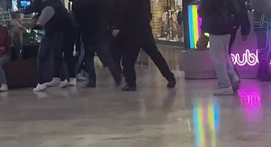 Alışveriş merkezinde tekme tokat kavga kamerada