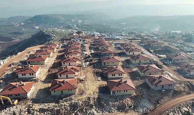 Altınözü'nde kırsal afet konutları yükselmeye devam ediyor