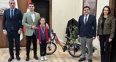 Altıntaş Kaymakamı Güdek, resim yarışmasında Türkiye birincisi öğrenciyi kabul etti