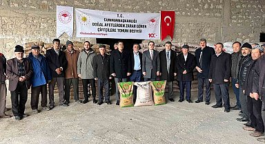 Altıntaş'ta ekili arazileri yangından zarar gören çiftçilere tohum desteği