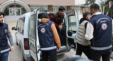 Amasya'da durdurulan otomobilden 4 kaçak göçmen çıktı