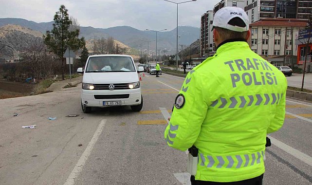 Amasya'da polisi görünce kaçan minibüsten 20 kaçak göçmen çıktı