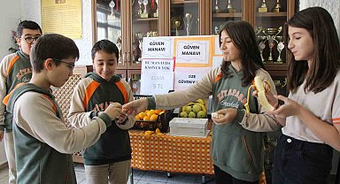 Amasyalı öğrencilerden 'Güven Manavı'nda kasiyersiz alışveriş