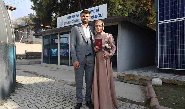 Antakya'da bin 140 çift mutluluğa imzayı prefabrik evlendirme dairesinde attı