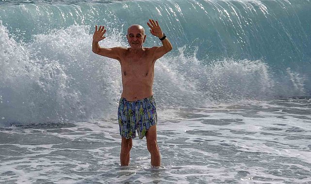 Antalya'da 'turuncu kod' uyarısına rağmen güneşli hava ve denizin keyfini çıkardılar