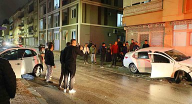 Antalya'da iki otomobil sokak keşiminde çarpıştı: 2 yaralı