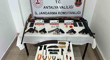 Antalya'da jandarmadan ruhsatsız tabanca ve uyuşturucu operasyonu
