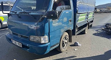 Antalya'da kamyonetle çarpışan motosikletli yaralandı