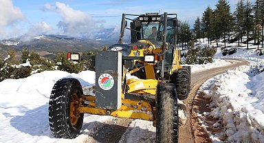 Antalya'da karla mücadele çalışmaları: Ekipler aralıksız çalışıyor