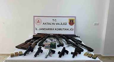 Antalya'da ruhsatsız silah operasyonu