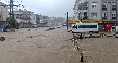 Antalya'da sağanak yağmur yollarda ve tarım arazilerinde su baskınlarına sebep oldu