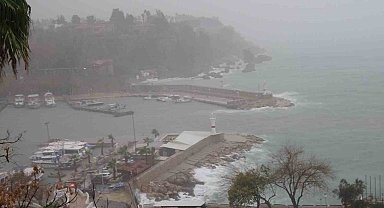 Antalya'da yağmur trafiği aksattı, Konyaaltı Sahili sisle kaplandı