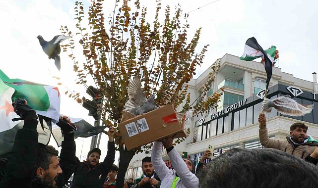 Antalya'daki Suriyeliler rejimin yıkılmasını gökyüzüne beyaz güvercin bırakarak kutladı