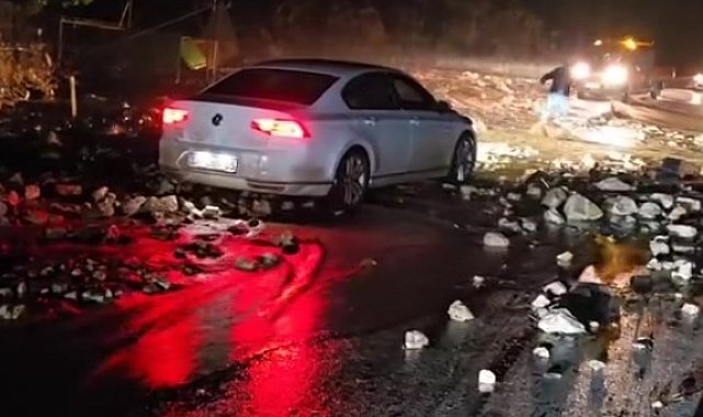 Antalya'nın ilçelerinde sağanak etkili oldu, ev ve seraları su bastı, dağdan sürüklenen kaya parçaları yolu kapattı