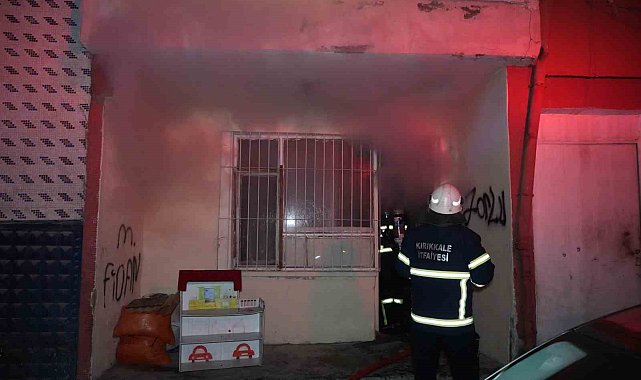 Apartman dairesinde depolanan hurda kağıtlar alev aldı