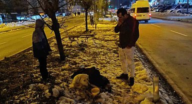Aracın çarptığı köpeğin başından bir an olsun ayrılmadı