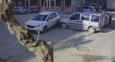 Araçlar çarpıştı, 2'si çocuk 3 kişi yaralandı