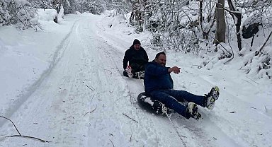 Araçlarının arkasına bağladıkları şambrel ile kayarak eğlendiler