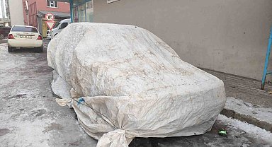Ardahan'da araçlar soğuktan halı ve battaniyelerle korunuyor