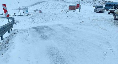 Ardahan'da iki kara yolu tipi ve fırtına nedeniyle ağır tonajlı araçlara kapatıldı