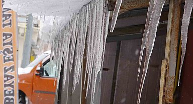 Ardahan'da soğukla birlikte çatılarda buz sarkıtları oluştu