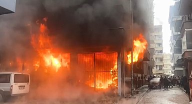 Arhavi'de iş yeri alevlere teslim oldu, biri polis 2 kişi dumandan etkilendi